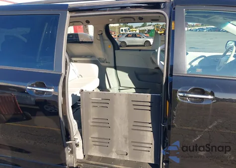 2013 Toyota Sienna Xle V6 8 Passenger z USA, uszkodzony, nr VIN 5TDYK3DC3DS290286